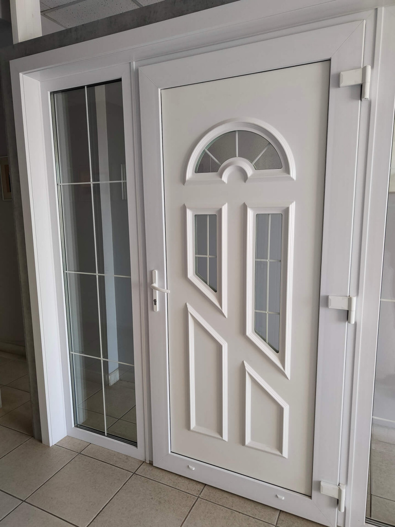 Пластиковая входная дверь белая, с декоративной сэндвич панелью SYT-5303-K-W